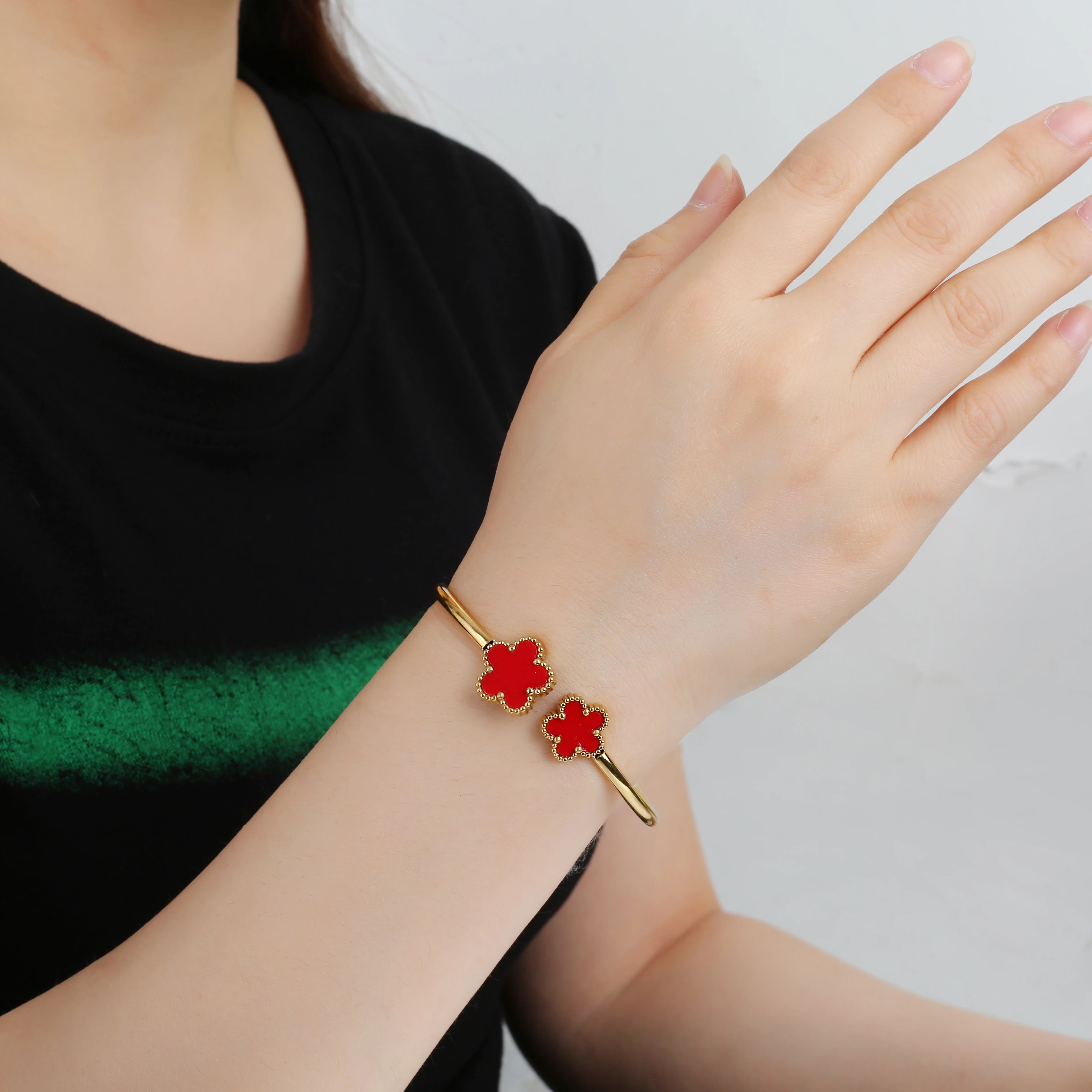 Adjustable Stainless Steel Gold-Plated Five-Leaf Flower Open Bangle