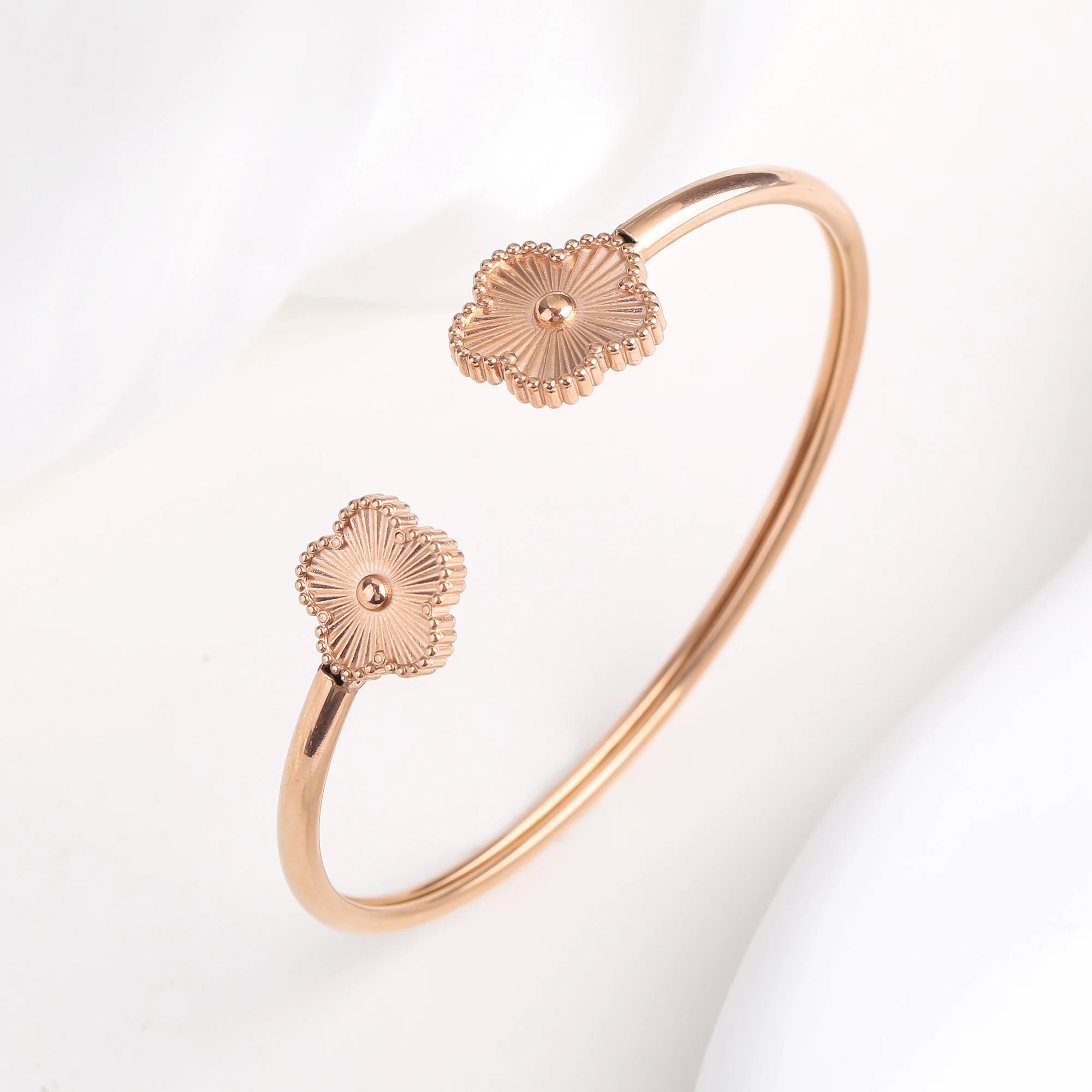 Adjustable Stainless Steel Gold-Plated Five-Leaf Flower Open Bangle