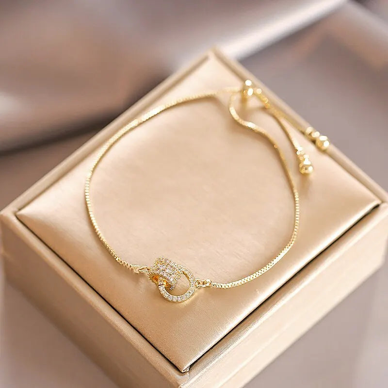 Circle Interlocked Gold Charm Bangle