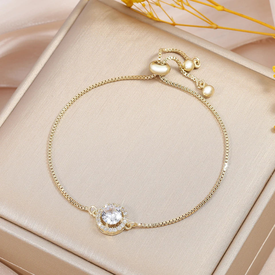 Circle Interlocked Gold Charm Bangle