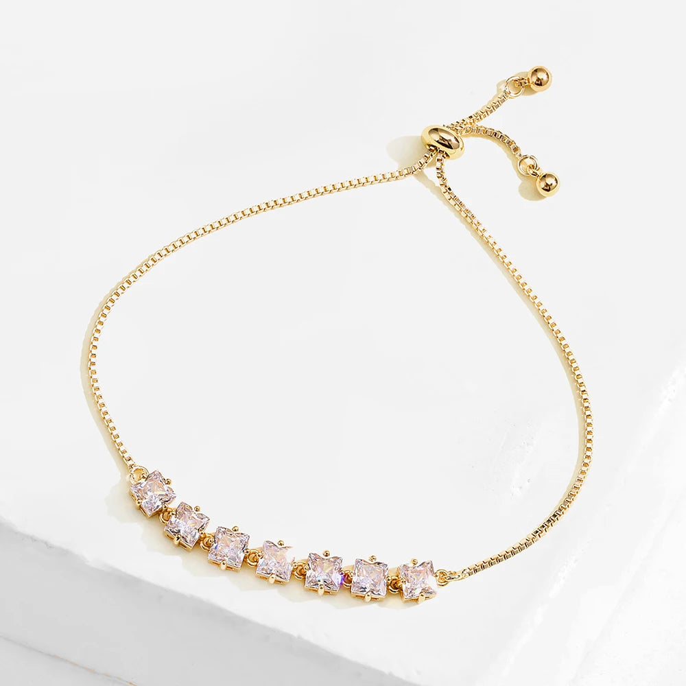 Circle Interlocked Gold Charm Bangle