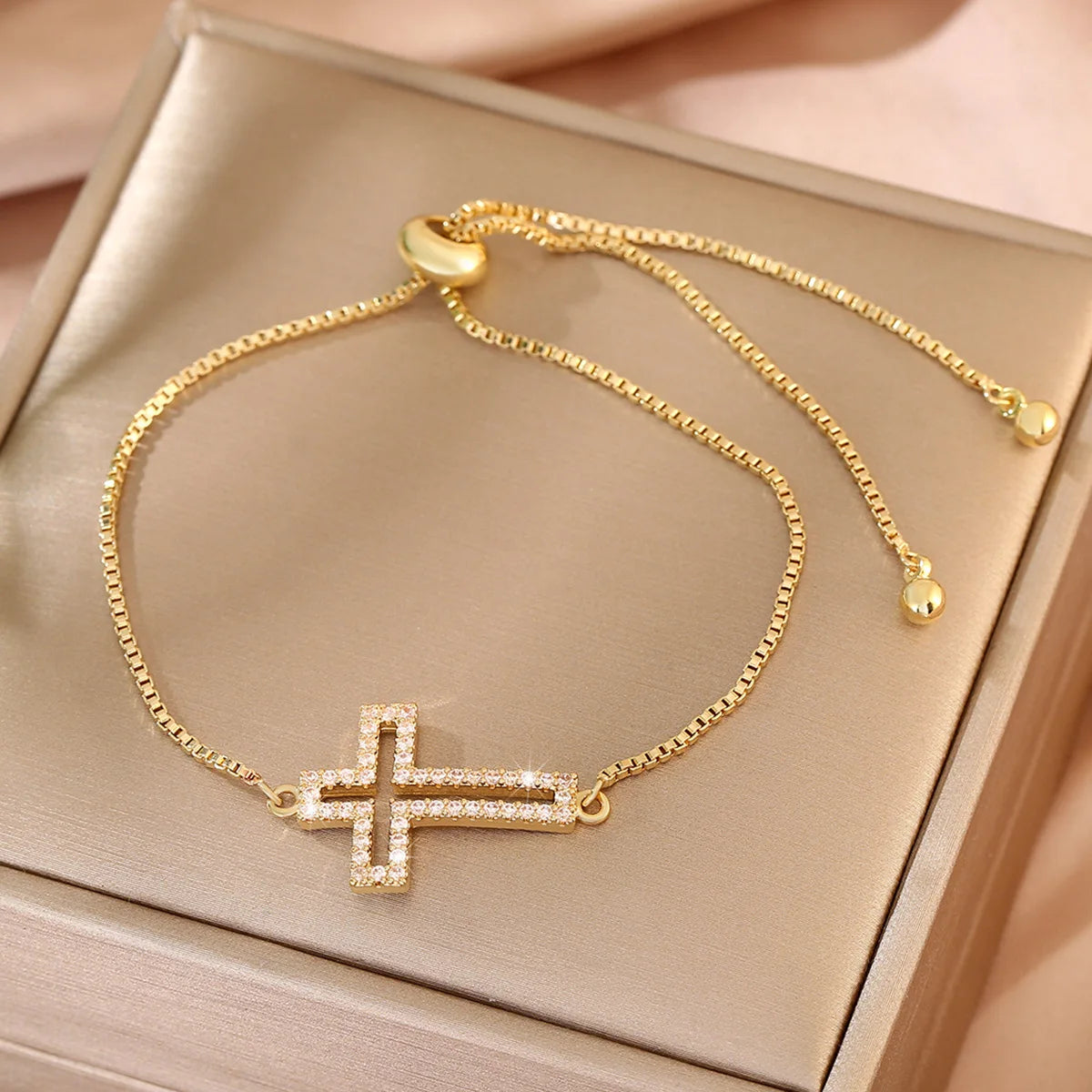 Circle Interlocked Gold Charm Bangle